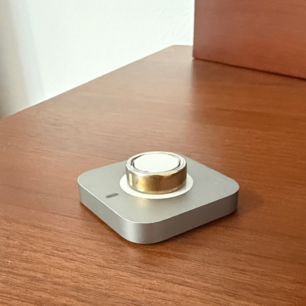 Rose gold Oura Ring 4 Size 7 with charger